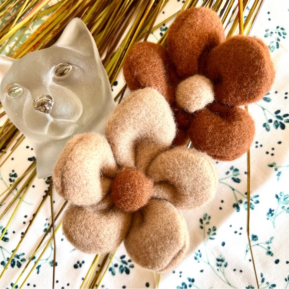 New! Set of Two Puffed Felted Cottagecore Hippie Flower Hair Barrette Clips - Picture 4 of 6